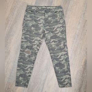 VANILLA STAR | Camo Distressed Jeans